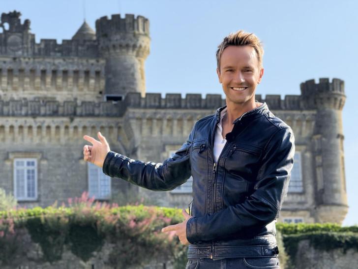 Cyril Féraud posant devant le château de Camarsac